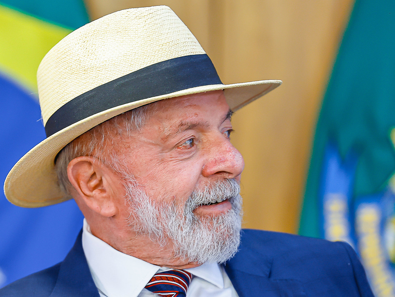 Presidente Lula enxerga contradição entre a política econômica historicamente adotada pelos Estados Unidos e o pacote de tarifas de Trump.